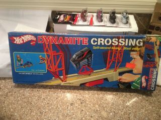 1984 Hot Wheels Dynamite Crossing Set Complete 1974 Black Van