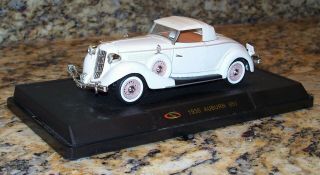 Signature Models 1935 Auburn 851 White Convertible Diecast Car 1:32 With Stand