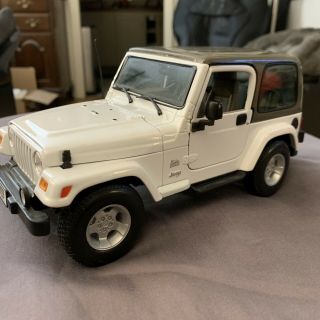 Jeep Wrangler Sahara White 1/18 Diecast Model Car By Maisto 31662