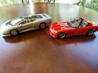 1:18 Burago Dodge Viper Rt/10 Red Diecast & Maisto Jaguar Xc220 Gray Diecast Car