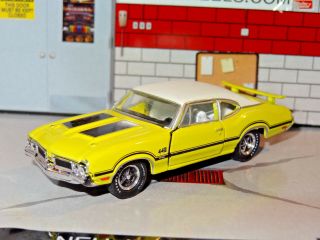 1970 Oldsmobile Cutlass 442 W - 30 1/64 Scale Diecast Diorama Collectible G