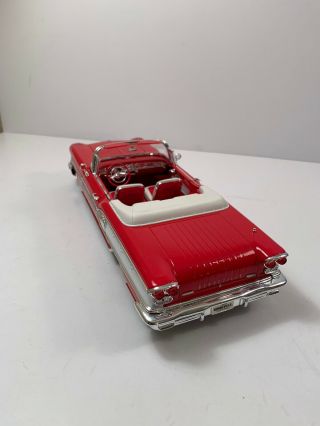 1:18 Yat Ming Road Signature Deluxe Edition 1958 Pontiac Bonneville in Red 2