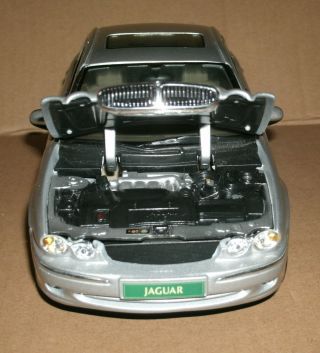 1/18 Scale Jaguar X - Type Sedan Diecast Model Saloon Car - Maisto 31621 Silver 5
