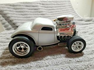 Silver 1933 Ford Coupe Muscle Machine 1:18 Scale With Chrome Motor & Blower