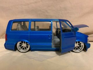 Jada Toys Dub City 1:24 Scale 2001 Chevrolet Astro Van 50199 Blue