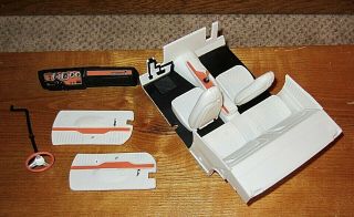 1:18 1971 Plymouth Road Runner White B - Body Deluxe Interior,  4 Speed,  Seat Belts