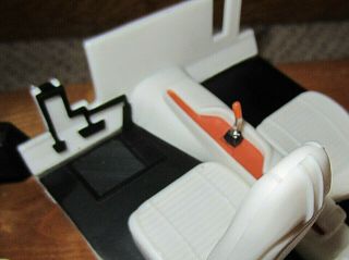 1:18 1971 Plymouth Road Runner WHITE B - Body Deluxe Interior,  4 Speed,  Seat Belts 4