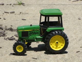 John Deere 1:16 Model Tractor 2755
