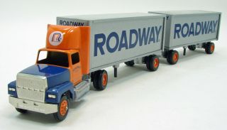 Roadway Express Ford Tractor W/double Trailers Diecast Metal Winross 1/64 Scale