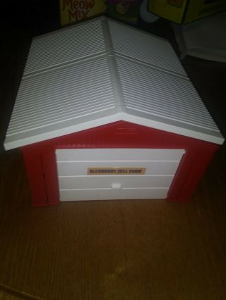 Ertl 1/64 Farm Country Red Garage With White Door