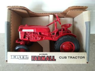 Ertl Mccormick Farmall Cub Tractor 1956 - 1958 1:16 Scale Red Diecast - 1990 235