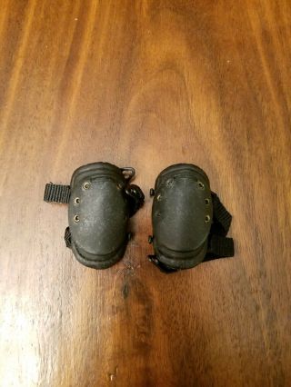 1:6 Scale Gear - Knee Pads For Assault Operations - Black 2pc
