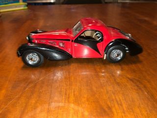 1:24 Franklin 1936 Bugatti Type 57sc In Red/black