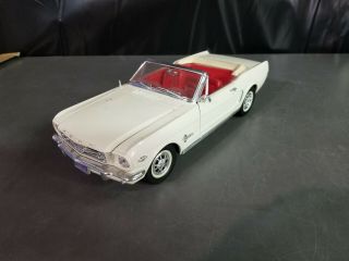 Ford Mustang 1965 1:18 White Car Mira Convertible - Diecast Metal