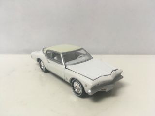 1971 71 Buick Riviera Collectible 1/64 Scale Diecast Diorama Model