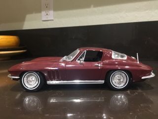 Maisto 1965 Chevrolet Corvette 1:18 Diecast Car
