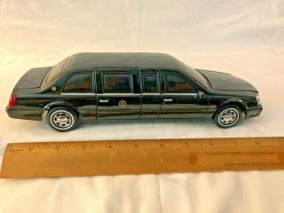 Presidential Series 2001 Cadillac Deville Presidential Limousine Diecast Car