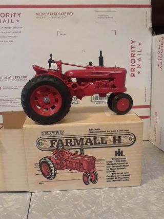 1986 International Harvester Farmall H Tractor In The Box 1/16 Scale