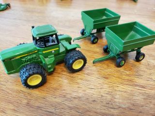 John Deere Ertl 1/64 8850 Tractor And 2 Gravity Wagons Farm Toys