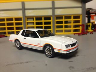 - 1/64 1987 Chevy Monte Carlo Ss Aerocoupe In White/gray Int/ Rubber Goodyears