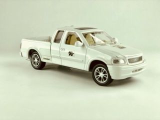 Modifiers Diecast 1/64 Scale 2000 Ford F150 Xlt White Series 1