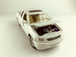 Modifiers diecast 1/64 scale 2000 Ford F150 XLT white series 1 3