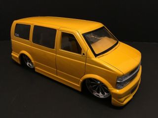 Jada Dub City 2001 Chevrolet Astro Van - Yellow 1:18