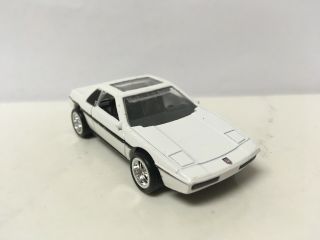 1985 85 Pontiac Fiero 2m4 Collectible 1/64 Scale Diecast Diorama Model