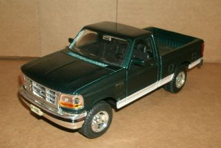 1/25 Scale 1993 Ford F150 Eddie Bauer Pickup Truck Diecast Model - Maisto 31911