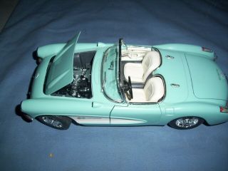 Bburago Chevrolet Corvette 1957 Diecast Car - Scale 1/18