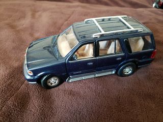 1998 Blue Lincoln Navigator 1:24 Scale Model 68029