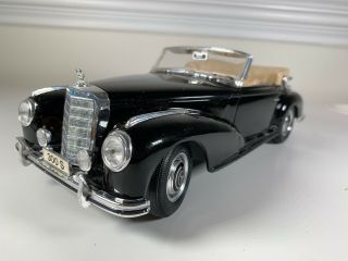 Black 1:18 Scale Maisto Mercedes - Benz 300s 1955 Die Cast Model