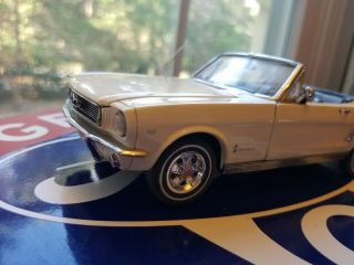 1966 Ford Mustang Convertible 1:24 Scale Danbury Diecast Model White 4