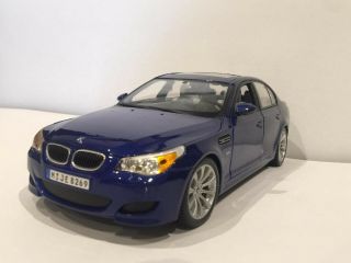 BMW M5 BLUE 1/18 DIECAST MODEL CAR BY MAISTO 31144 BLACK RIMS ALL OPENING DOORS 2