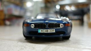 1/18 MAISTO PREMIERE EDITION BMW Z8 CONVERTIBLE BLUE 3