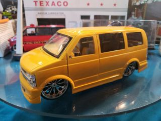 Jada Dub City 2001 Chevrolet Astro Van - Yellow 1:18 