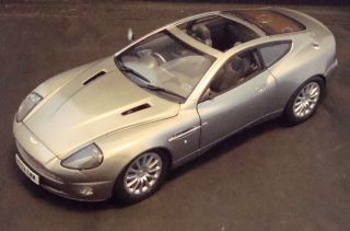James Bond 007 " Aston Martin Vanquish " 1/18 Diecast Model Car By Beanstalk