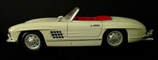 Burago 1957 Mercedes Benz 300 Sl Roadster 1:18 Scale Die Cast Car