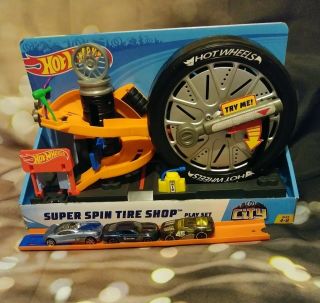 Hot Wheels Spin Tire Shop With 3 Cars And Extra Track Piece