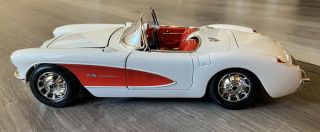 1:18 Bburago 1957 Chevrolet Corvette Convertible Die - Cast Car - White And Red