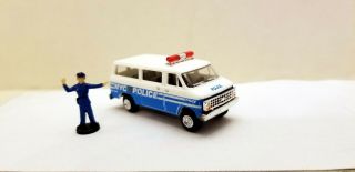 1/87 Ho Scale Trident Nypd Chevy Van With Police Officer