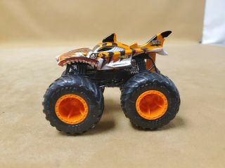Hot Wheels Monster Jam 1:64 Scale Critter Crashers Tiger Shark Monster Truck