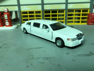 1/64 1999 Lincoln Town Car Stretch Limo/white/gray Int/4.  6 V8/rubber Tires/alloy