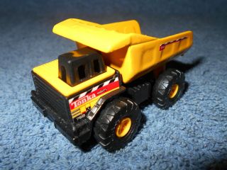 1998 Maisto Tonka Mighty 768 Diecast 1:64 Yellow 2 3/4 " Dump Truck Hasbro