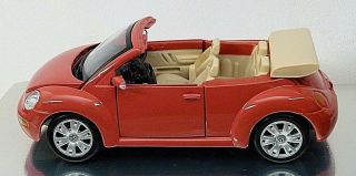 Maisto 1:25 Scale Diecast Vw  Beetle Convertible With Clear Plastic Case