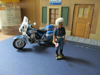 1/24 Scale Moto Guzzi California Polizia Motorcycle And Italian Policeman W/ Tra
