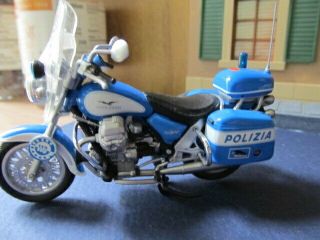 1/24 scale Moto Guzzi California Polizia Motorcycle and Italian Policeman w/ tra 2