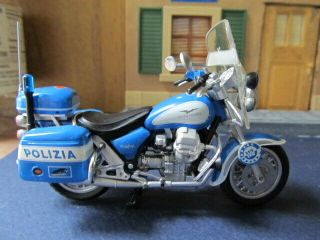 1/24 scale Moto Guzzi California Polizia Motorcycle and Italian Policeman w/ tra 4