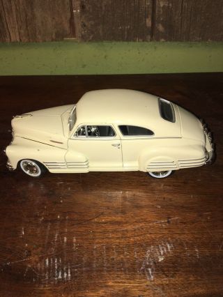 White Creme 1948 Chevrolet Aerosedan Fleetline Scale 1:24 Diecast Model