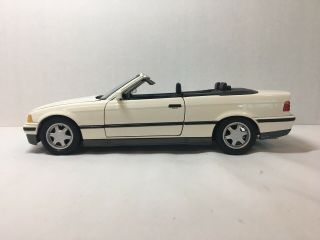 MAISTO 1993 BMW 325i Convertible White 1:18 Diecast Luxury Sports Car 2